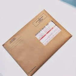 Enveloppe brune contenant un courrier