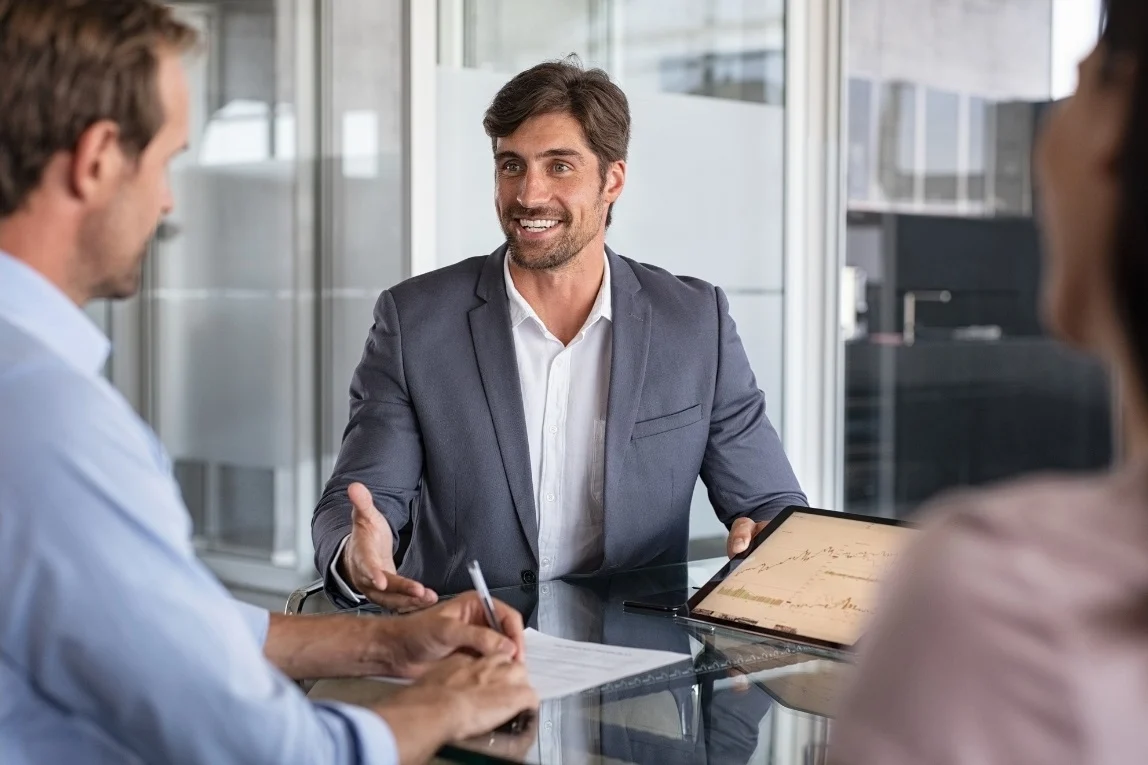 Gesprek over arbeidsrecht tussen twee professionals