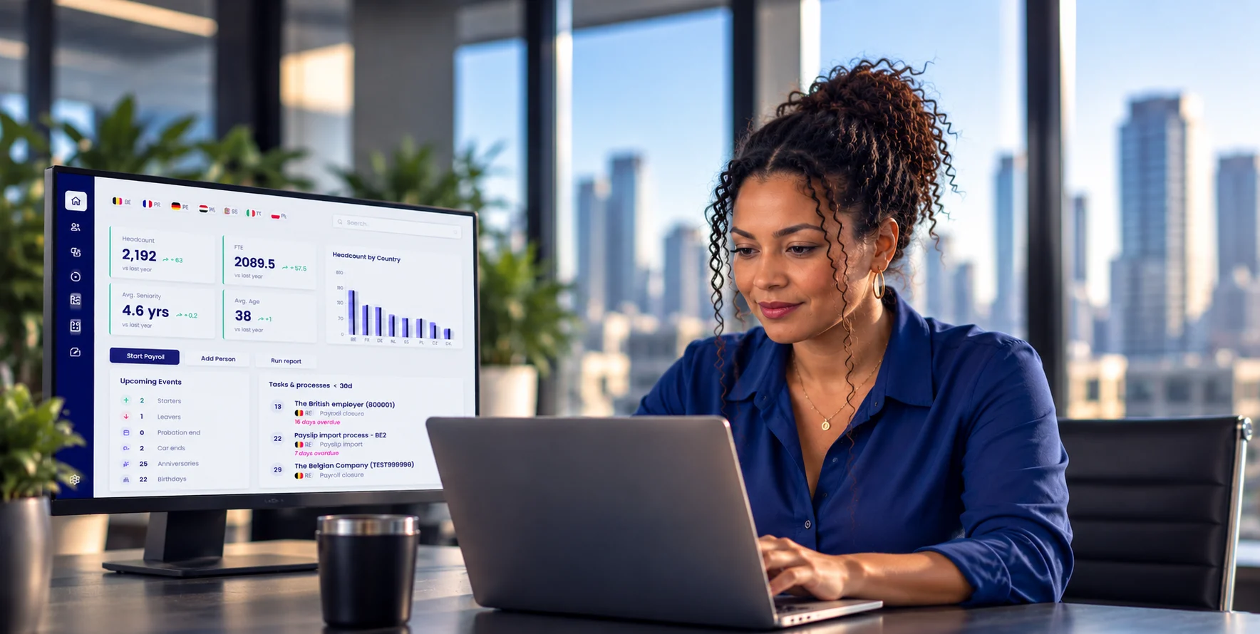 Vrouw werkt op laptop aan personeelszaken
